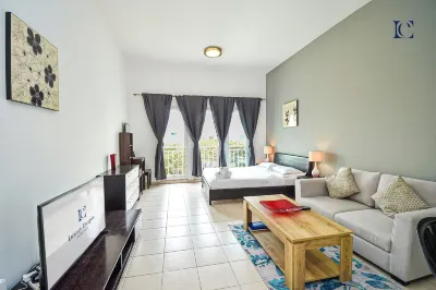 Eddie - Comfortable Spacious Studio Hotels in Discovery Gardens