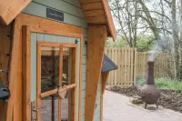 1-Bed Cabin, 2 Adults, Outdoor Bath & Wood Burner Hotels in Carluke