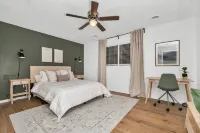 NEW! Cozy newly renovated midcentury modern home モーニングサイド・バプティスト・チャーチ周辺のホテル