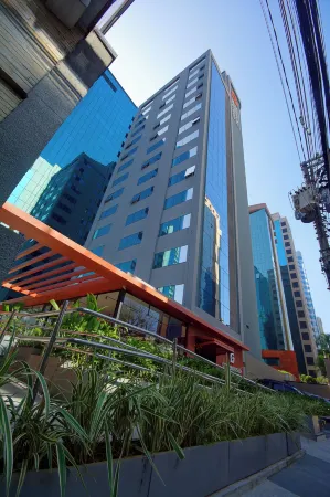 Golden Tower Express Nações Unidas by Fênix Hotéis Отели рядом с достопримечательностью «Octavio Frias de Oliveira Bridge»