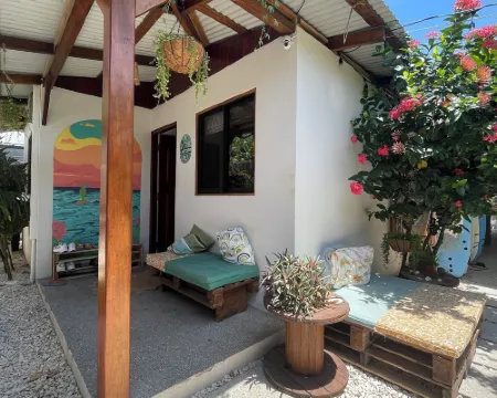 The Cafecito Surf School & Guesthouse Hotels in Carmen
