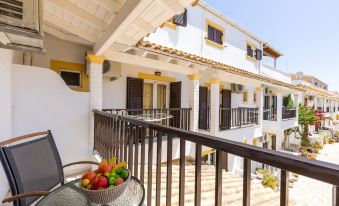 Dora Pool Studios by Konnect,150m from the Beach