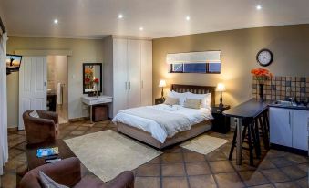 Room in B&B - Guest Room with Double Bed and Kitchen, in Port Elizabeth Ideal Business Travel