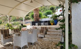 Studio Quiet and Peaceful and Very Relaxing with Kitchen, Shared Pool and AC