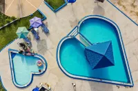 Seaview - Sleeps 3 - Access to Beach - Bakau - Pools
