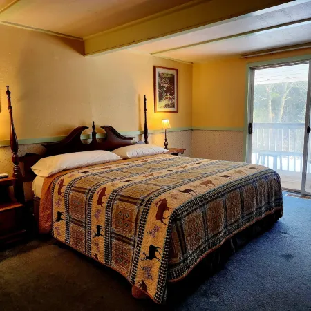 Covered Bridge Riverview Lodge