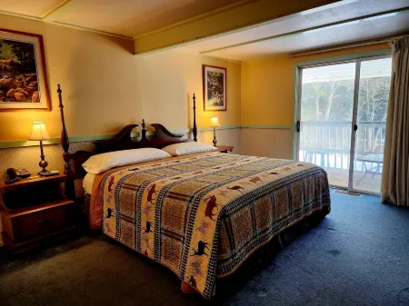 Covered Bridge Riverview Lodge