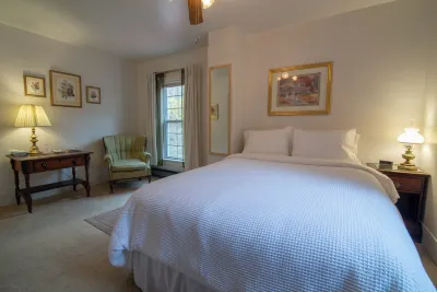 Moore House Inn & Cabins Hotels in 