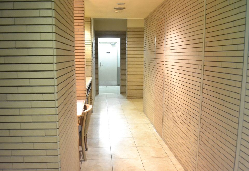 호텔 크라운 힐스 고리야마 주변의 번화한 도심 거리