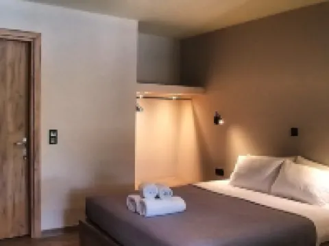 Petries Studios Hotels in Distos