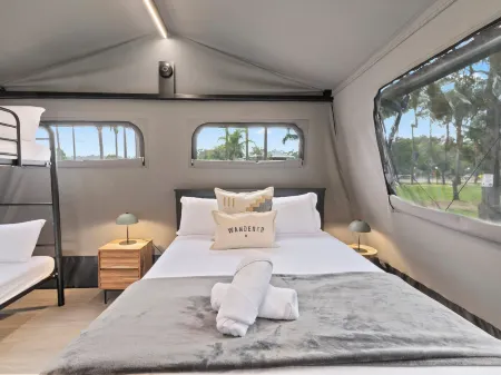 Big4 Nelligen Holiday Park Отели рядом с достопримечательностью «Treasures from the Deep Opal and Shell Museum»