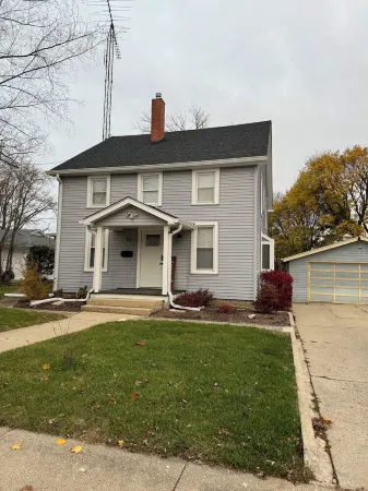 Charming 4-bedroom house with WiFi and AC in DeKalb Отели в г. Де-Калб