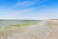 Family Beachside Retreat: Door to Sand in Two Minutes! Six Pools