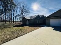 Mountain Lakes Lodge - Sleeps 11, 2 King beds, 3 Double Beds, Futon, 3 Bathrooms Hotels in Scottsboro