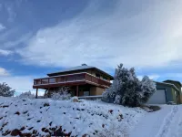 Charming Sanctuary with Scenic Views - Serene Desert Retreat