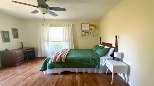 Private Fenced Yard and Gas Grill - Charming Cozy Retreat Hotels in Manhattan