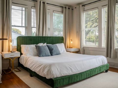 Entertainment Oasis with Putting Green and Games - Stylish Luxury Escape