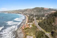 Ocean Cabin 23 with Private Hot Tub (Honeymoon) Hotels in Smith River