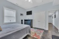 Trendy & Chic 6 BR home steps to the Boardwalk/Beach extensively stocked for Fun
