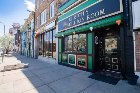 Chic Retreat - WiFi, Air Conditioning, Near Airport