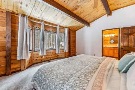 Charming A-Frame Cabin and Scenic Balcony - Inviting Alpine Retreat