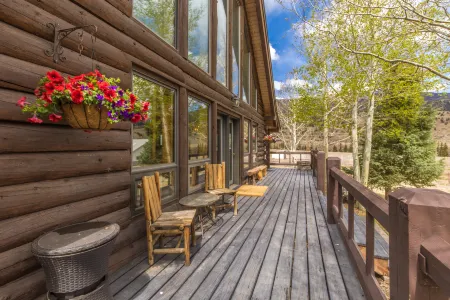 Custom Log Home-Pet-Friendly-Rio Grande River Acce