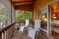 Stunning Lake Access and Cozy Living Space - Exquisite Lakeside Retreat Hotels in Eveline Township