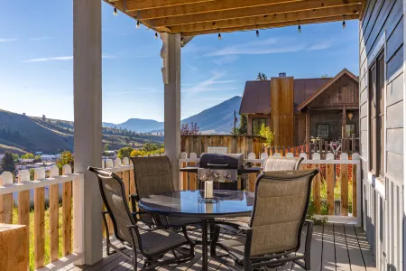 Breathtaking Mountain Views and Cozy Living Spaces - Charming Cottage Retreat