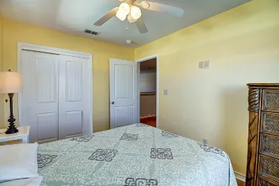 Charming Decor and Spacious Living Areas - Delightful Family Retreat