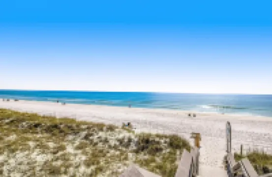 Bright condo with pool, W/D & central AC - close walk to the beach