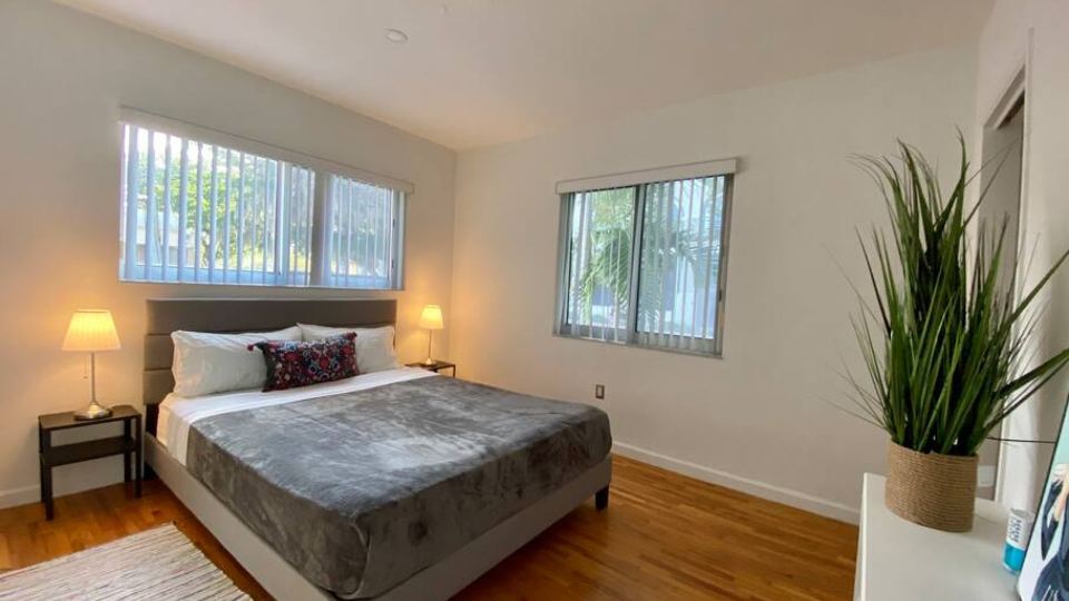Fully-Equipped Kitchen and Free Parking - Beautiful Cozy Retreat
