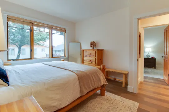 Inviting Space and Culinary Haven - Charming Sisters Retreat