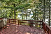 Secluded Lakefront Retreat - Private Deck, Cozy Cabin St. Germain住宿飯店