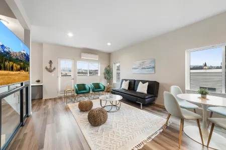 Prime Location Near Ocean and Downtown - Gorgeous Coastal Retreat