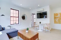 Modern Finishes and Fully Appointed Kitchen - Stylish Retreat