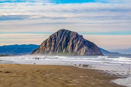 Charming Beachside Bungalow w/ Light & Airy D'cor -- 300 Yards to Beach Отели рядом с достопримечательностью «Serenity by the Sea»