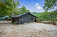 Charming Cabin with Pizza Oven and Game Table - Cozy Retreat