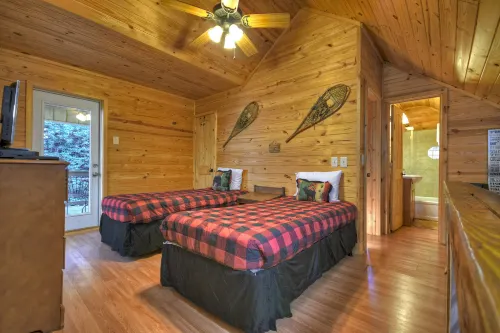 Charming Cabin by the Creek with Hot Tub - Rustic Mountain Retreat Hotels in Mineral Bluff