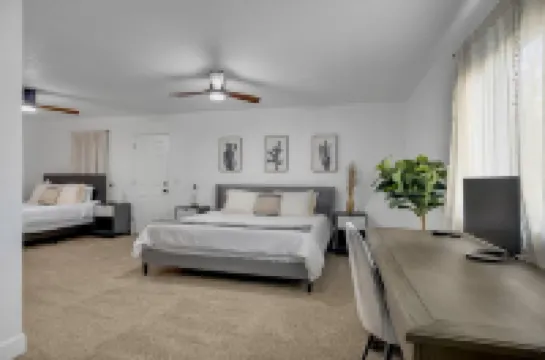 Heated Pool, Theater, Full Gym, Golf Course Access - Stunning Retreat