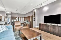 Stylish Space Near Historic Sites - Charming Rustic Retreat