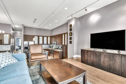 Stylish Space Near Historic Sites - Charming Rustic Retreat