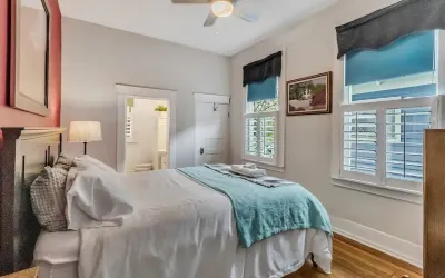 Banana Cottage: Hot Tub & Sun Deck Hotels in Midtown Savannah