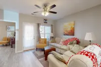 Stylish Branson home with pool, AC, & no stairs - 5 minutes to Branson strip