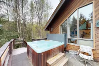 Studio with private hot tub, WiFI, & tranquil glacier views Hotels in Girdwood