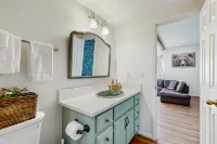 Lower-level riverfront condo - close to everything in downtown Helen Hotels in Helen