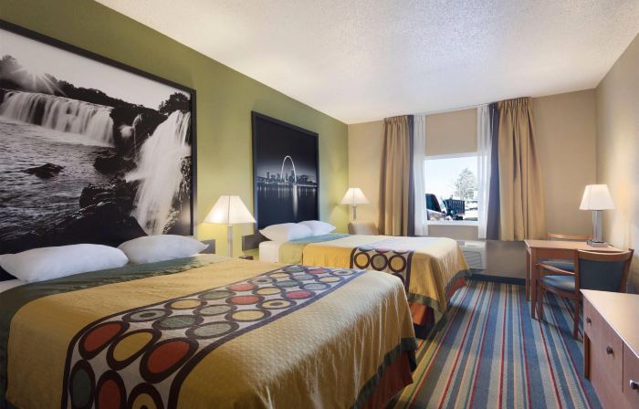Super 8 by Wyndham Lees Summit