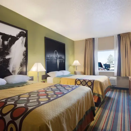 Super 8 by Wyndham Lees Summit