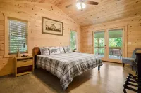 Charming Cabin with Hot Tub and Pool Table - Inviting Mountain Retreat