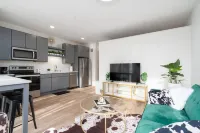Luxury Apartment w/ Rooftop Hot Tub!
