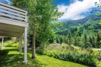 Expansive Views and Cozy Fireplace - Charming Mountain Retreat